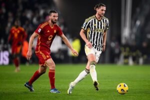 Adrien Rabiot dikawal lawan di laga Juventus vs AS Roma, Serie A 2023/2024 (c) Marco Alpozzi/LaPresse via AP