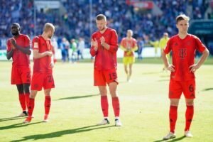 Pemain Bayer Munchen tertunduk lesu usai kalah saat melawan Hoffenheim di Bundesliga 2023/2024, Sabtu (18/5/2024) malam WIB