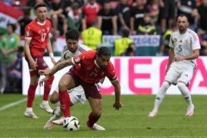 Euro 2024: Dominik Szoboszlai vs Ricardo Rodriguez (depan) di laga Hungaria vs Swiss pada matchday 1 Grup A