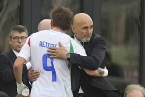 Mateo Retegui dan pelatih Luciano Spalletti dalam laga international friendly Italia vs Venezuela, 22 Maret 2024