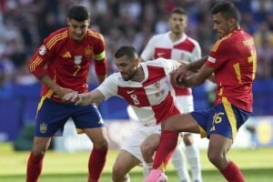 Mateo Kovacic mencoba keluar dari adangan para pemain Spanyol di Euro 2024, Sabtu (15/6/2024)