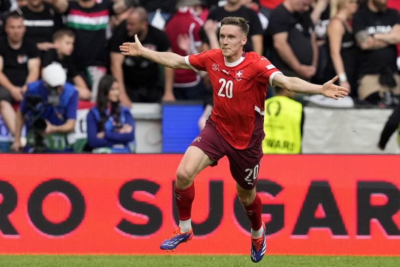 Selebrasi gol pemain Swiss, Michel Aebischer, di laga Hungaria vs Swiss pada matchday 1 Grup A