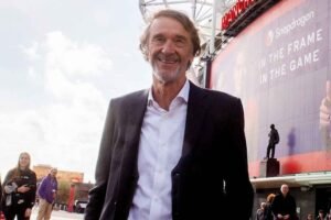 Sir Jim Ratcliffe mengakuisisi saham Manchester United