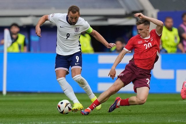 Harry Kane berduel dengan Michel Aebischer di laga Inggris vs Swiss, Euro 2024