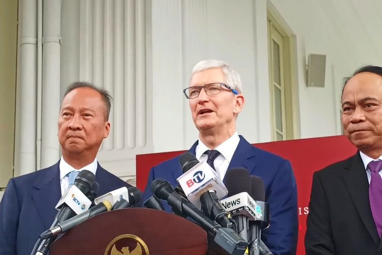 Perbandingan nilai investasi Apple di Indonesia dan Vietnam. CEO Apple Tim Cook memberikan keterangan pers didampingi Menperin Agus Gumiwang Kartasasmita dan Menkominfo Budi Arie Setiadi di Kompleks Istana Kepresidenan, Jakarta usai bertamu Presiden Joko Widodo di Istana Merdeka